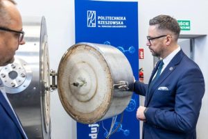 Substancje żrące, łatwopalne i wybuchowe. Politechnika Rzeszowska ma magazyn chemiczny za 11,5 mln zł