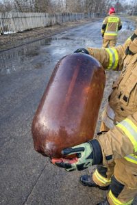 Tajemnicza kapsuła w rzece. Nietypowy obiekt postawił służby na nogi