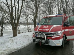 Trzy osoby na krze na Sanie? Strażacy ruszyli na ratunek