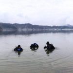 Zimowe warunki i niskie temperatury. Szkolenie strażaków-nurków na Solinie