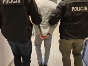 27-latek zaatakował ratownika medycznego. Później groził policjantowi śmiercią