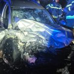 Czołowe zderzenie osobówki z samochodem dostawczym. Sześć osób trafiło do szpitala [ZDJĘCIA]