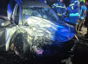 Czołowe zderzenie osobówki z samochodem dostawczym. Sześć osób trafiło do szpitala [ZDJĘCIA]