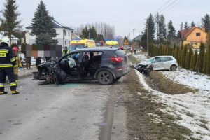 Drogowy dramat w powiecie rzeszowskim. Czołowe zderzenie i śmigłowiec LPR w akcji [ZDJĘCIA]