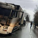 Groźny pożar na drodze wojewódzkiej. Ciężarówka z żywnością stanęła w płomieniach [ZDJĘCIA]