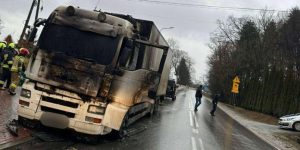 Groźny pożar na drodze wojewódzkiej. Ciężarówka z żywnością stanęła w płomieniach [ZDJĘCIA]