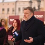 Koniec żerowania na mieszkańcach. Zandberg w Rzeszowie: „Mieszkanie to prawo, a nie żeton w kasynie!”