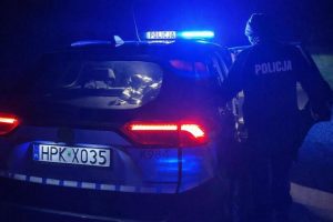 Leżał na drodze w środku nocy. Sekundy mogły zdecydować o życiu 48-latka