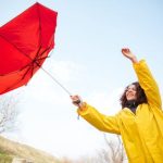 Na Podkarpaciu mocno powieje. Trzeba będzie uważać na czapki