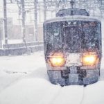 Niebezpieczna sytuacja na torach kolejowych z udziałem myśliwych. Maszynista musiał hamować