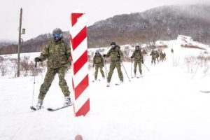 Piękna zima i trudne warunki w Bieszczadach. Straż Graniczna i GOPR ćwiczyli na nartach [WIDEO, ZDJĘCIA]