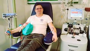 Policjant z Przeworska oddał szpik genetycznemu bliźniakowi. "To niewiele kosztuje, a może uratować życie"