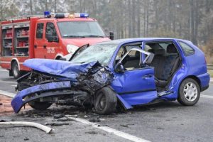 Poważny wypadek. Czołowo-boczne zderzenie na trasie DK28