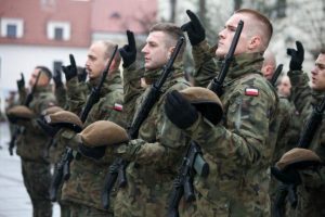 Prawie 100 nowych żołnierzy WOT złoży przysięgę. Uroczystość przed Urzędem Wojewódzkim