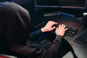 Przestępcy wykradli ponad 100 tys. haseł do Facebooka. Sprawdź swoje konto!