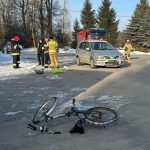 Rowerzystka potrącona przez samochód. 79-latka wylądowała w szpitalu [ZDJĘCIA]