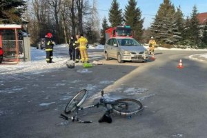 Rowerzystka potrącona przez samochód. 79-latka wylądowała w szpitalu [ZDJĘCIA]