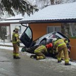 Samochód wpadł do rowu tuż przy budynku. Pięć osób w pojeździe [ZDJĘCIA]