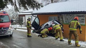 Samochód wpadł do rowu tuż przy budynku. Pięć osób w pojeździe [ZDJĘCIA]