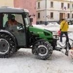 Śnieg znów zawitał do Rzeszowa. Maszyny na ulicach, można też pomóc na stadionie