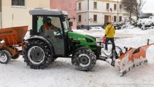 Śnieg znów zawitał do Rzeszowa. Maszyny na ulicach, można też pomóc na stadionie