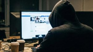 Stalker z powiatu rzeszowskiego zatrzymany. Nachodził kobietę w pracy i szkalował w internecie