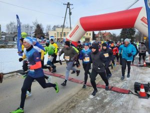 V Zimowy Bieg Wielki Las za nami. Ponad 300 uczestników pobiegło w mroźnych warunkach [ZDJĘCIA]