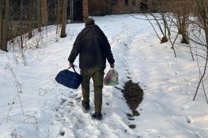 Wrócił pieszo z Francji na Podkarpacie. 41-latek mieszka w pustostanie z psem [ZDJĘCIA]