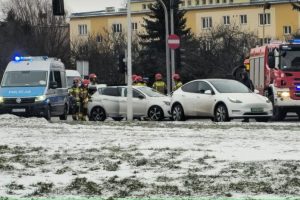 Wypadek na rondzie przy szpitalu MSWiA w Rzeszowie. Poranny ruch sparaliżowany [ZDJĘCIA]