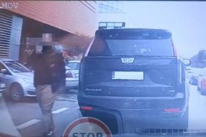 Wyszedł z auta i zwyzywał kierowcę? Menedżer Stali Rzeszów na nagraniu „Stop CHAM” [WIDEO]