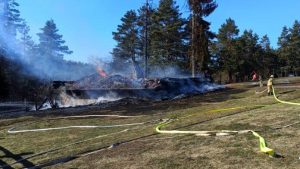 Bieszczady: Ogień trawi drewniany pensjonat. Są poszkodowani