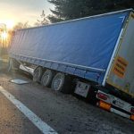 Ciężarówka w rowie na DK9. Poważne utrudnienia między Kolbuszową a Rzeszowem [ZDJĘCIA]