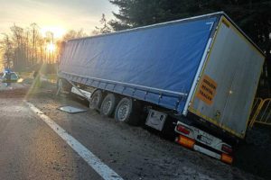 Ciężarówka w rowie na DK9. Poważne utrudnienia między Kolbuszową a Rzeszowem [ZDJĘCIA]