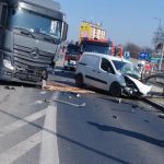 Czołowe zderzenie z ciężarówką na DK28. Dramatyczne sceny na wiadukcie [ZDJĘCIA]