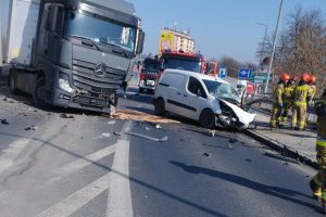 Czołowe zderzenie z ciężarówką na DK28. Dramatyczne sceny na wiadukcie [ZDJĘCIA]