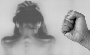 Horror partnerki 45-latka. Związał ją taśmą, dusił i ranił nożem. Sąd zdecydował ws. agresora