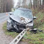 Mitsubishi „ścięło” betonowy słup. Potężna kolizja na drodze powiatowej [ZDJĘCIA]