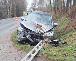 Mitsubishi „ścięło” betonowy słup. Potężna kolizja na drodze powiatowej [ZDJĘCIA]