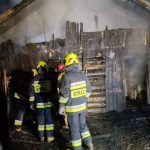 Nocny pożar strawił drewniany dom. Na miejscu ponad 40 strażaków [ZDJĘCIA]