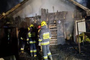 Nocny pożar strawił drewniany dom. Na miejscu ponad 40 strażaków [ZDJĘCIA]