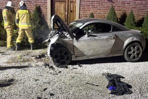 Nocny wypadek na łuku drogi. Audi z 19-latkami uderzyło w budynek piekarni [ZDJĘCIA]