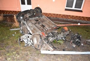 Pościg za 20-latkiem. Był pijany, brał narkotyki i wjechał samochodem w dom [WIDEO, ZDJĘCIA]