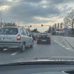 Problem kierowców na ul. Krakowskiej. Jazda na suwak tylko w teorii [WIDEO]