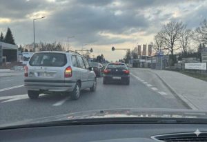 Problem kierowców na ul. Krakowskiej. Jazda na suwak tylko w teorii [WIDEO]