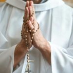 Proces o molestowanie ministranta odroczony. Ks. Sebastian M. przed sądem w Rzeszowie