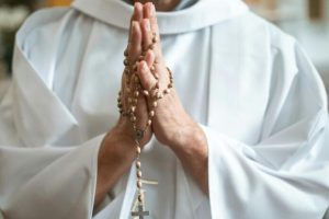 Proces o molestowanie ministranta odroczony. Ks. Sebastian M. przed sądem w Rzeszowie