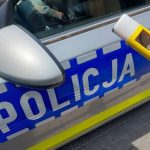 Rzeszów: Pijany 72-latek uderzył w znak i uciekł. W aucie przewoził swoje wnuczki