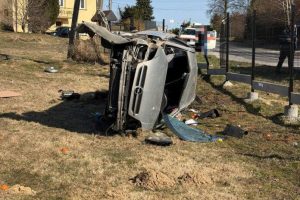 Rzeszów: Pijany kierowca rozbił auto i staranował ogrodzenie [ZDJĘCIA]