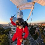 Skoczy z najwyższego wieżowca w Rzeszowie. Ekstremalna akcja w szczytnym celu [WIDEO]