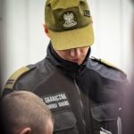 Ukrainiec chciał przekupić strażników granicznych. Podczas kontroli wyciągnął banknot